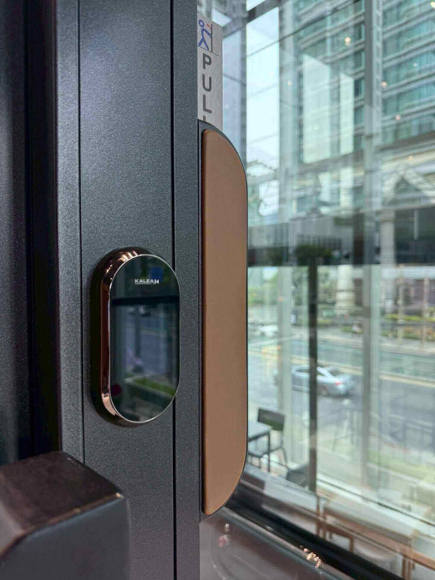 X80 Premium ด้ามจับประตูหนังแท้ พร้อมปุ่มเรียกลิฟต์ระบบสัมผัส